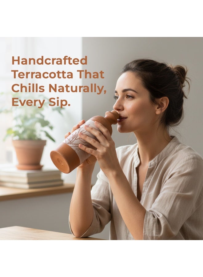 ارك زجاجة ماء من الطين المحروق مصنوعة يدويًا من ARK | زجاجة ميتي بسدادة من الفلين | تصميم فني بأوراق الشجر بلونين | تبريد طبيعي | صديقة للبيئة | 800 مل - Image 3