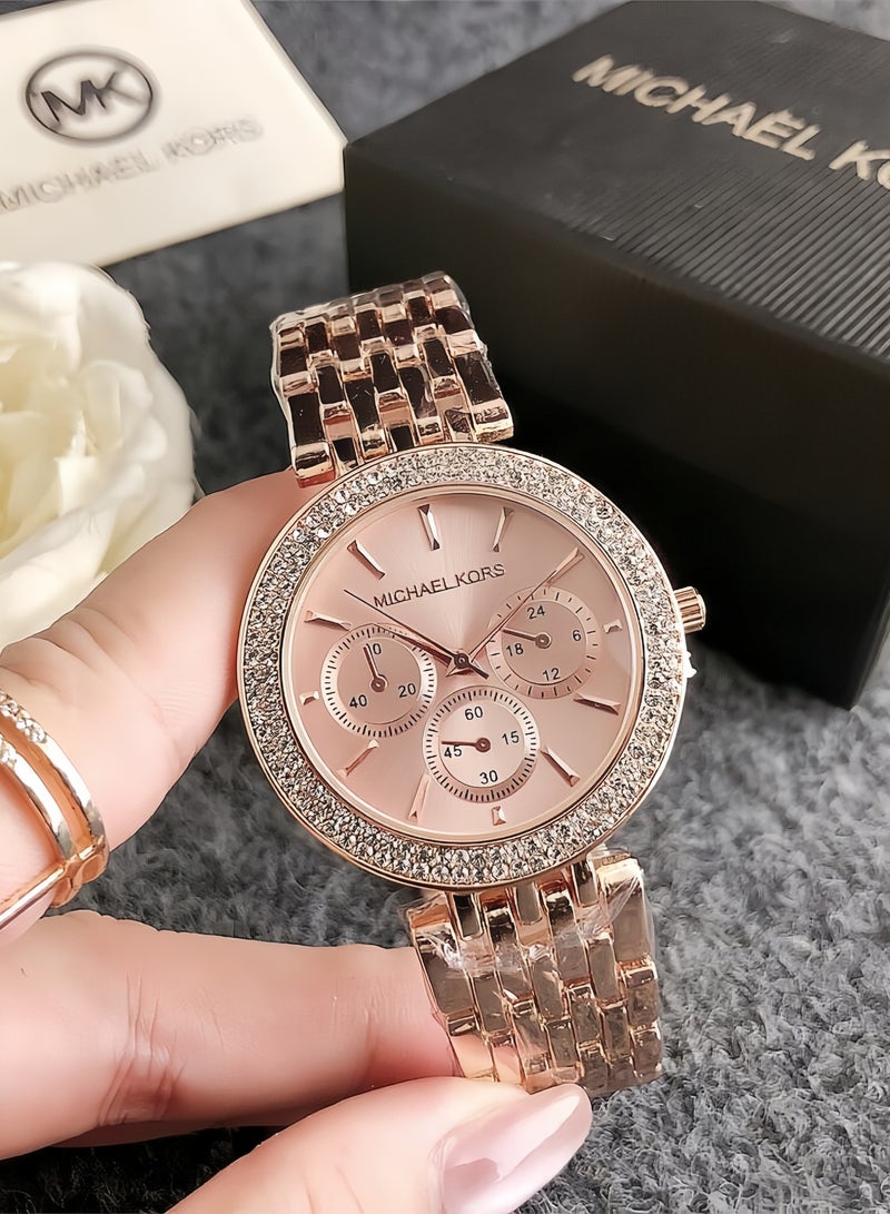 ام كي ساعة مايكل كورس MK النسائية، إطار مرصع بالكريستال بلون الذهب الوردي، ومينا فريد بثلاثة ثقوب.