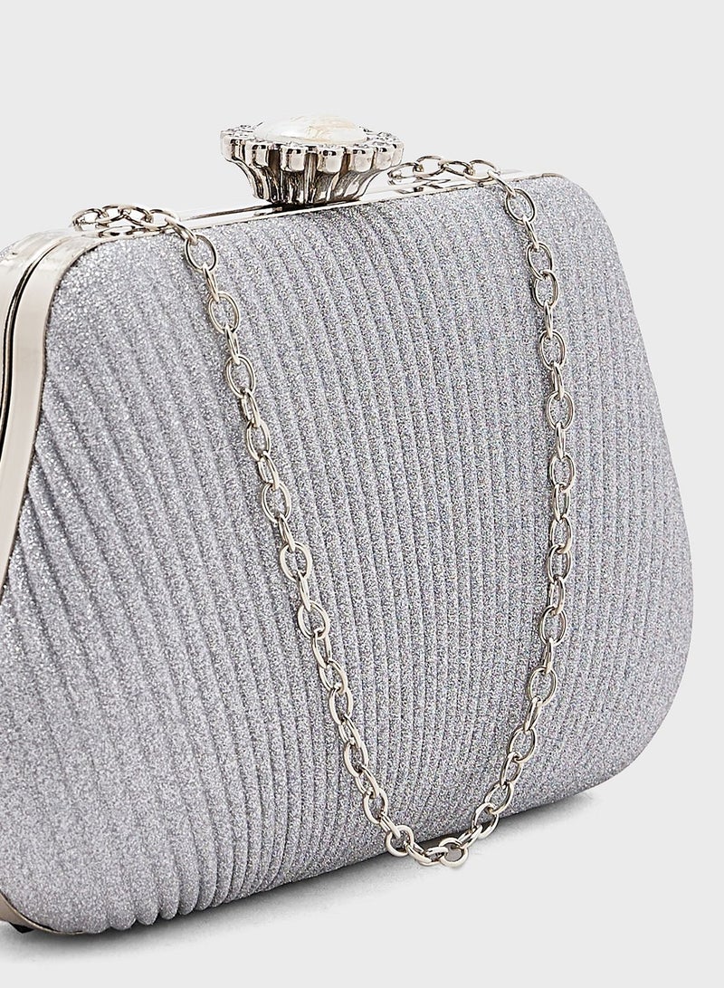 ايلا شنطة كلاتش لامعة بحمالة كتف - Image 4