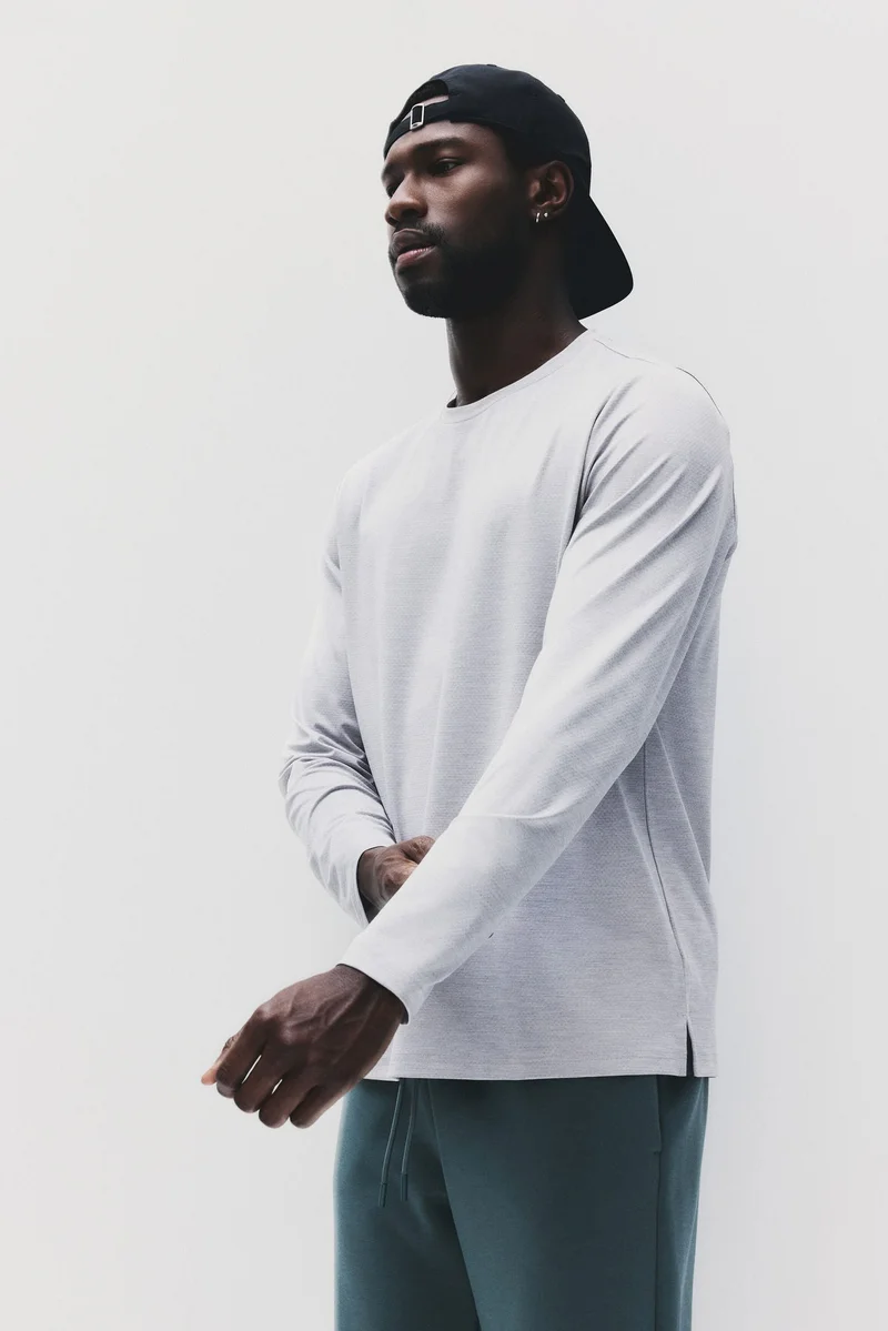 اتش اند ام بلوزة رياضية بأكمام طويلة  من نسيج دراي موف