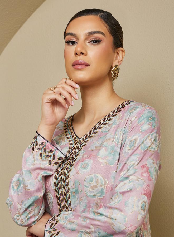 ستايلي جلابية مطبوعة مطرزة بياقة على شكل حرف  وتفاصيل جانبية مجمعة - Image 5