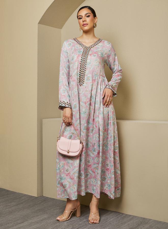 ستايلي جلابية مطبوعة مطرزة بياقة على شكل حرف  وتفاصيل جانبية مجمعة - Image 2