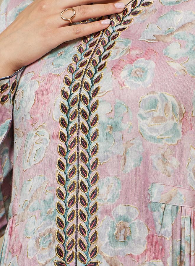 ستايلي جلابية مطبوعة مطرزة بياقة على شكل حرف  وتفاصيل جانبية مجمعة - Image 4