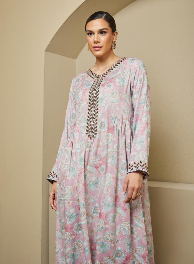 ستايلي جلابية مطبوعة مطرزة بياقة على شكل حرف  وتفاصيل جانبية مجمعة - Image 3