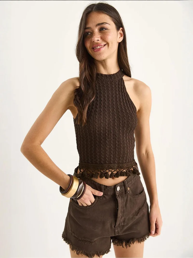 بيانكو لوتشي بلوزة قصيرة ضيقة بياقة هالتر من لوكسي بنقوش بارزة