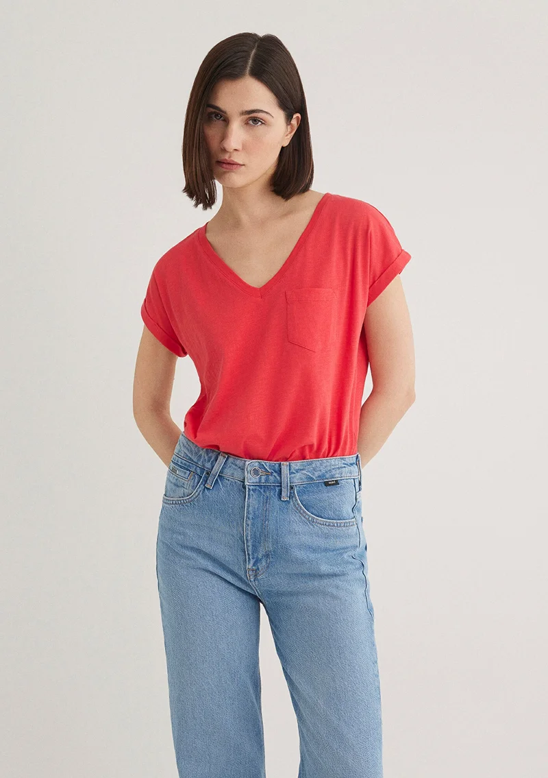 مافي تي شيرت أساسي بياقة على شكل حرف  وردي