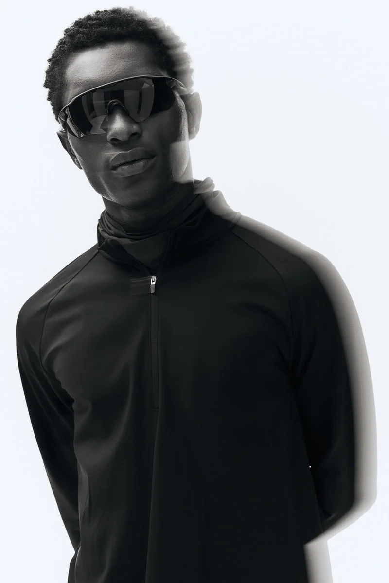 اتش اند ام بلوزة رياضية بسحاب قصير، مصنوعة من نسيج "ثيرمو موف" الذي يُحافظ على الدفء.