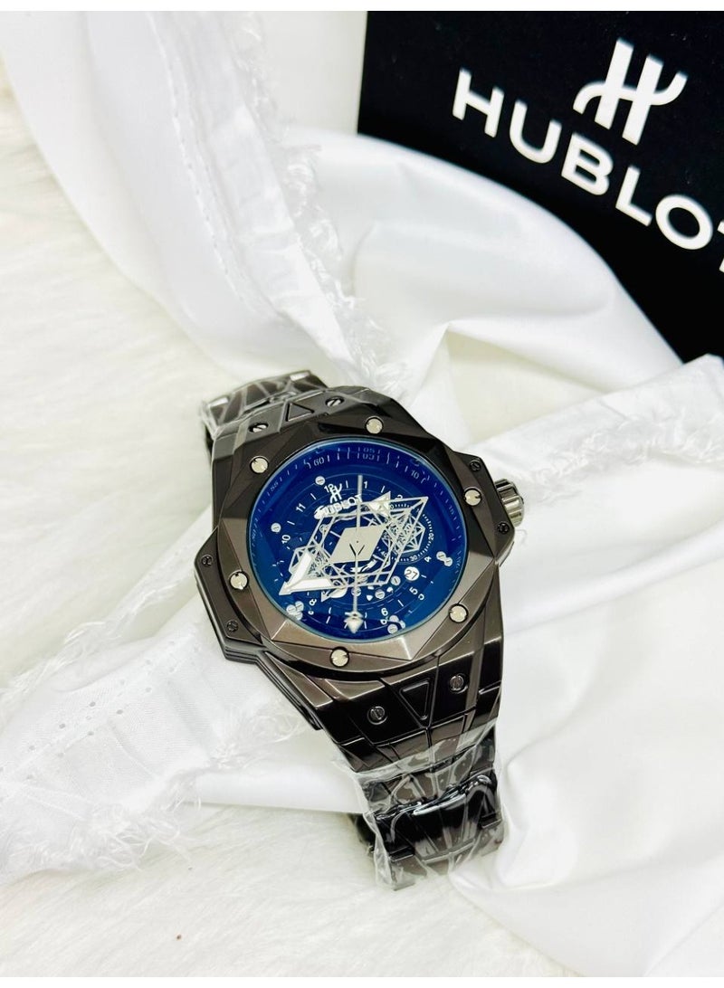 هوبلوت ساعة هوبلو الرجالية بتصميم هندسي مستوحى من سانغ بلو - هيكل معدني داكن متعدد الأوجه ومينا هيكلية زرقاء