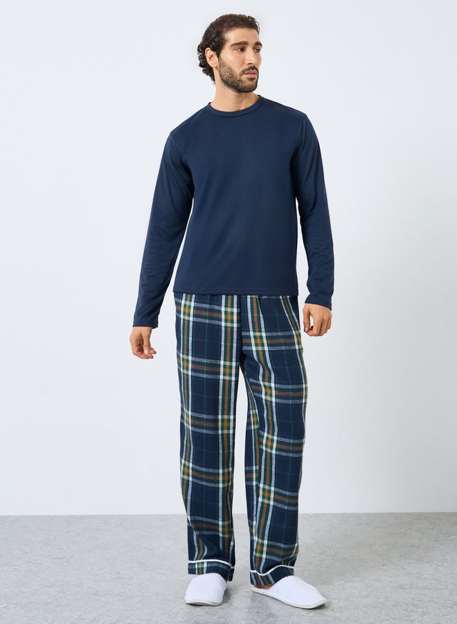 ستايلي طقم بيجاما من بنطال بطبعة مربعات وتيشيرت سادة بأكمام طويلة - Image 1