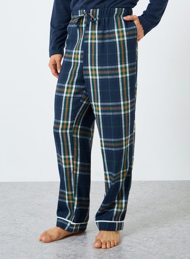 ستايلي طقم بيجاما من بنطال بطبعة مربعات وتيشيرت سادة بأكمام طويلة - Image 5