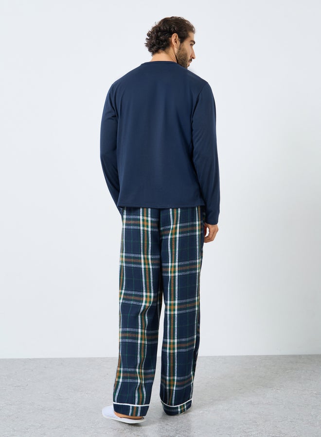 ستايلي طقم بيجاما من بنطال بطبعة مربعات وتيشيرت سادة بأكمام طويلة - Image 4