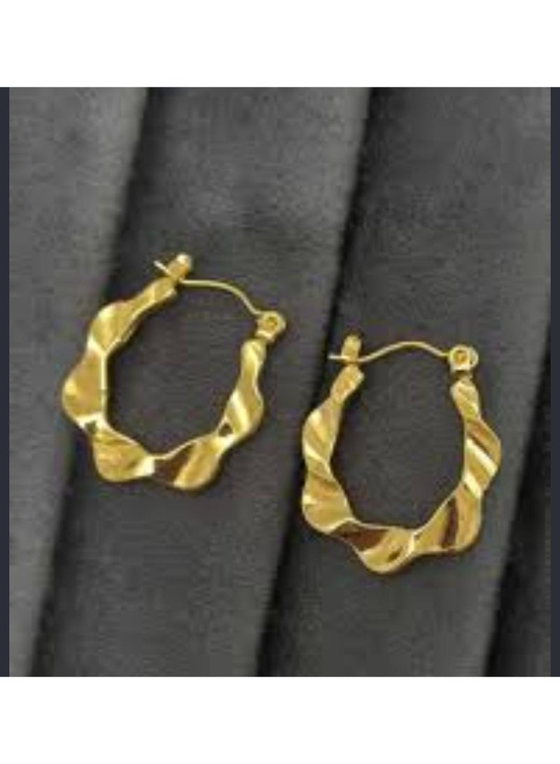 Luxuria Stylish women's hoop earrings with twisted gold details, part of a collection of elegant women's earrings. - Image 3