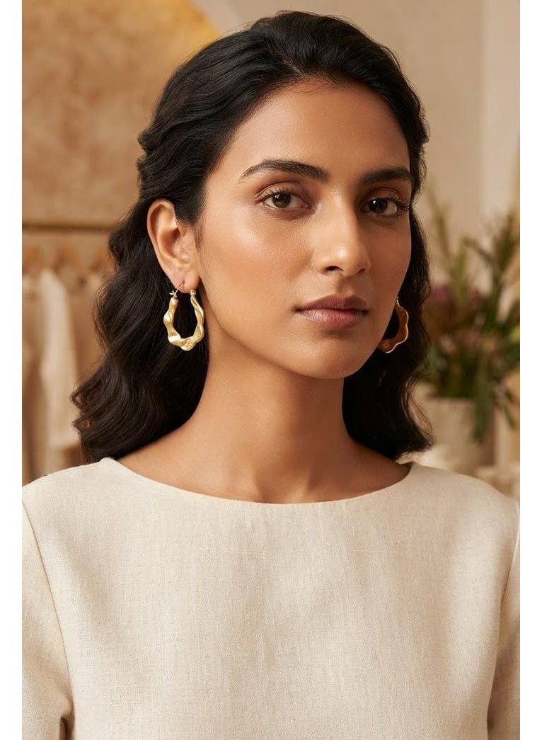 Luxuria Stylish women's hoop earrings with twisted gold details, part of a collection of elegant women's earrings. - Image 5