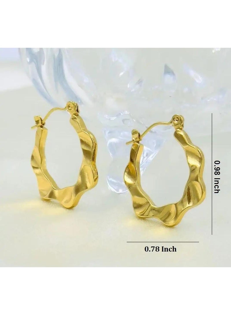 Luxuria Stylish women's hoop earrings with twisted gold details, part of a collection of elegant women's earrings. - Image 2