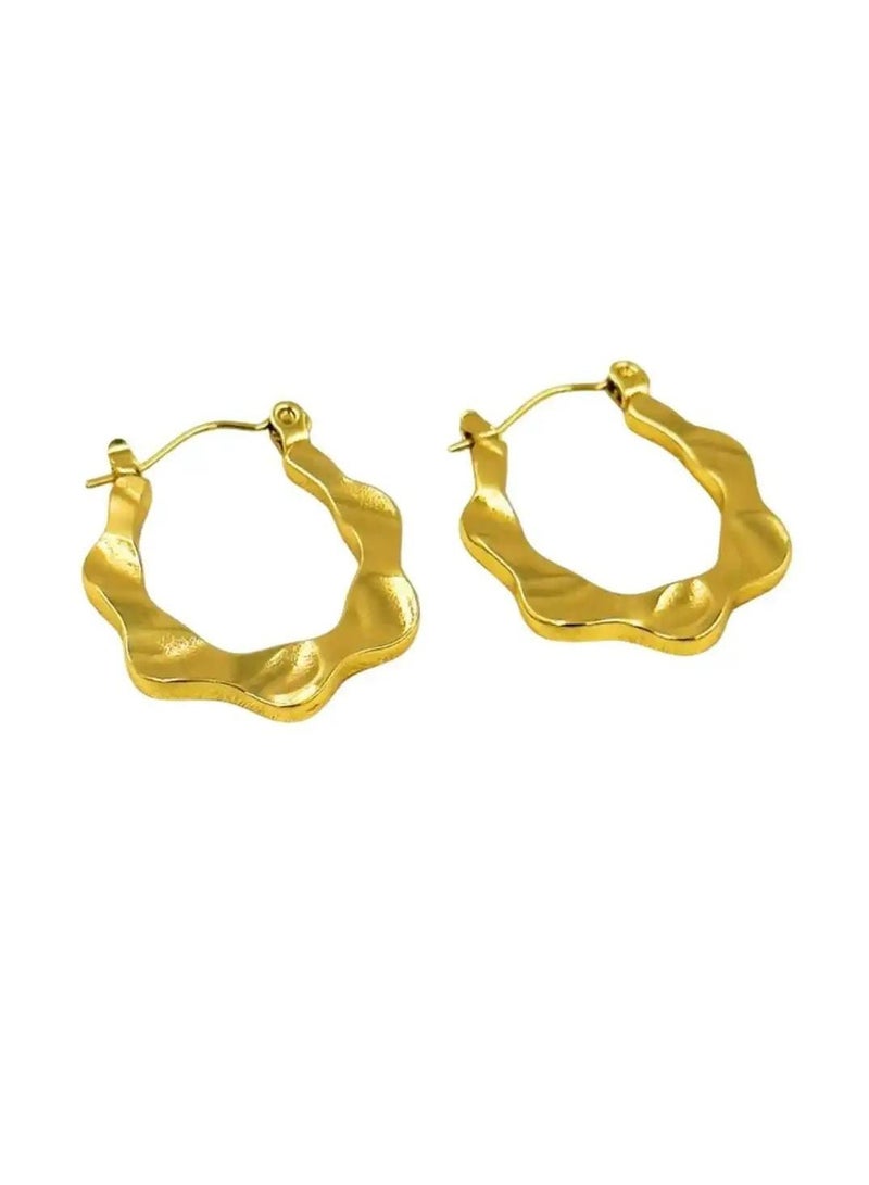 Luxuria Stylish women's hoop earrings with twisted gold details, part of a collection of elegant women's earrings. - Image 1