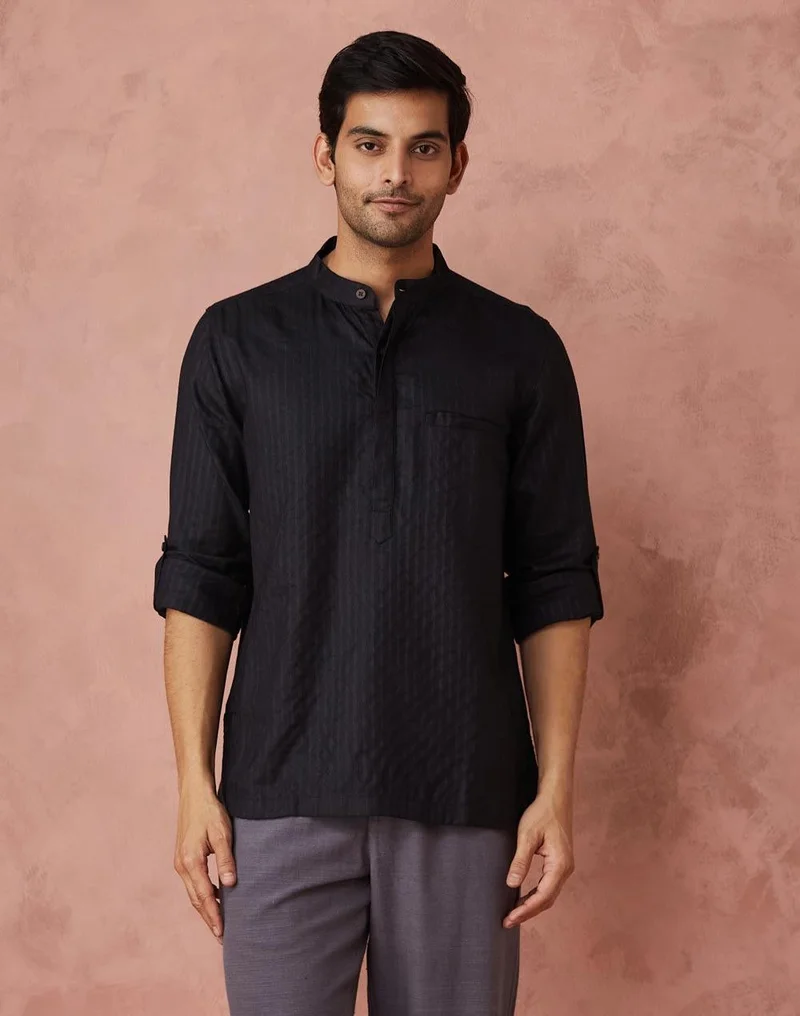 فاب انديا قميص أسود من مزيج الفيسكوز منسوج بفتحة وسطى