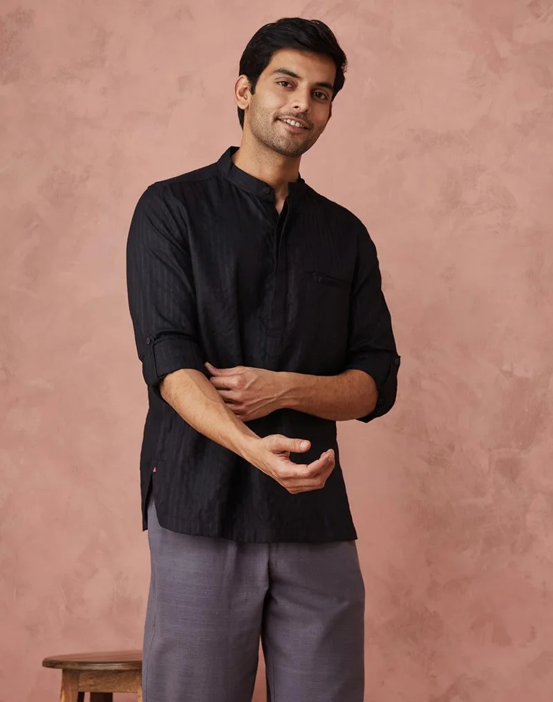 فاب انديا قميص أسود من مزيج الفيسكوز منسوج بفتحة وسطى