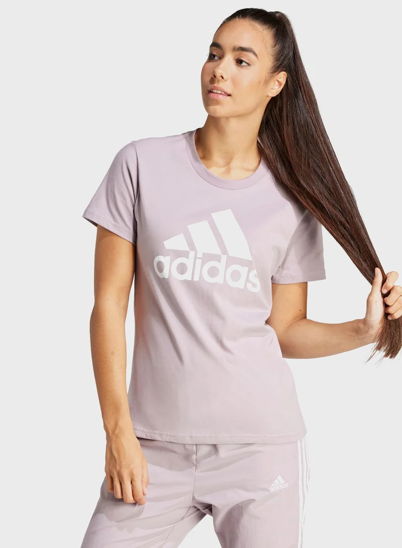 adidas تيشيرت مزين بشعار كبير للعلامة التجارية