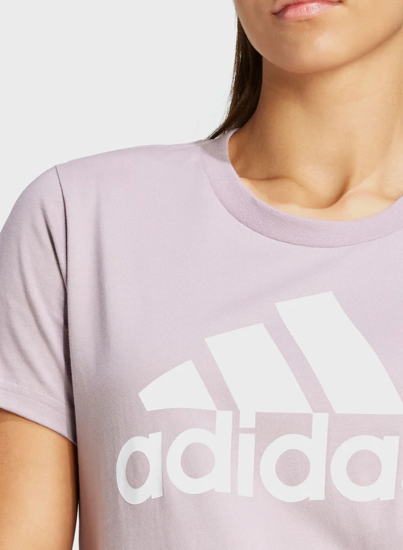 adidas تيشيرت مزين بشعار كبير للعلامة التجارية