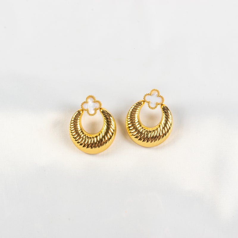 حلق أستانليس ستيل ذهبي شكل زهرة البرسيم أبيض - Image 1