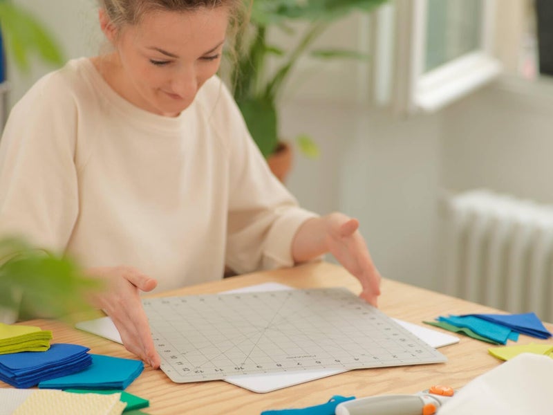 Fiskars rotary cutting mat, Self-healing cutting mat, Rotates 360°, Bevel lines for 30°, 45° and 60°, 13" x 13" (33 x 33 cm), Grey, 1065610 - Image 4