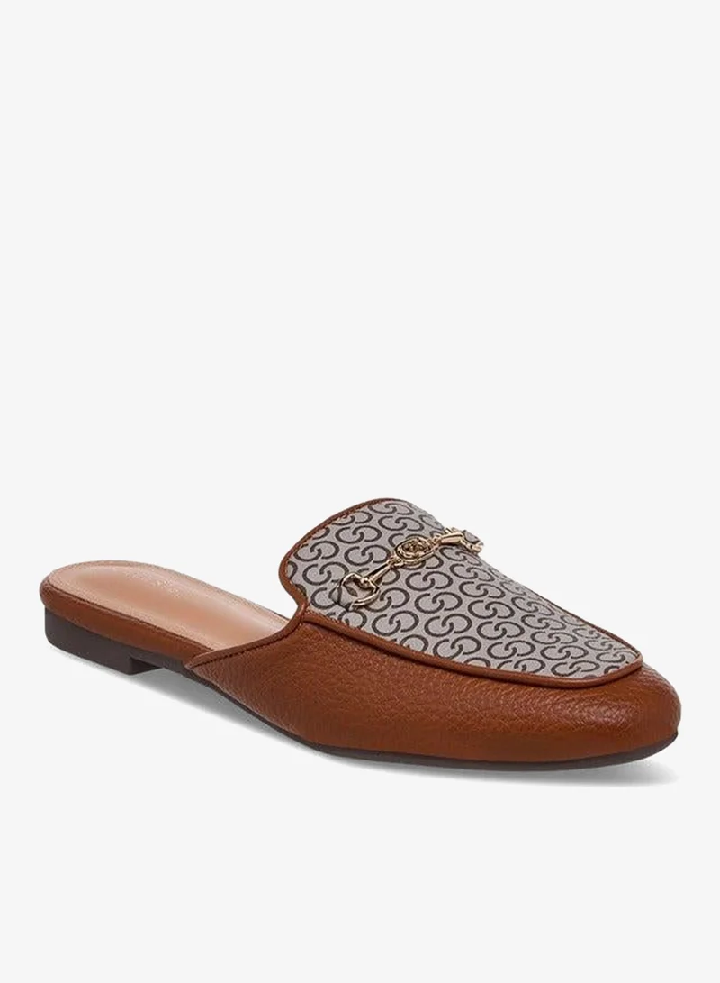 سيليست شباشب نسائية بطبعة شعار الماركة