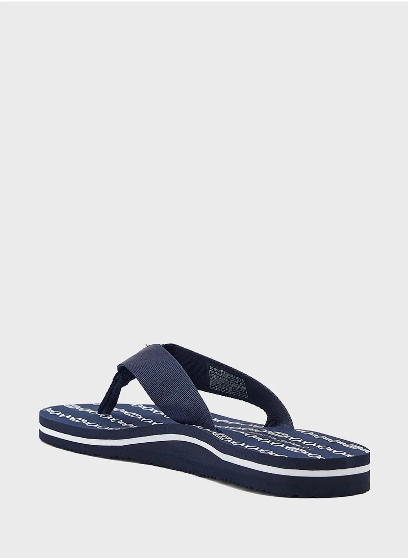 تومي هيلفيغر Chain Print Thong Flip Flops