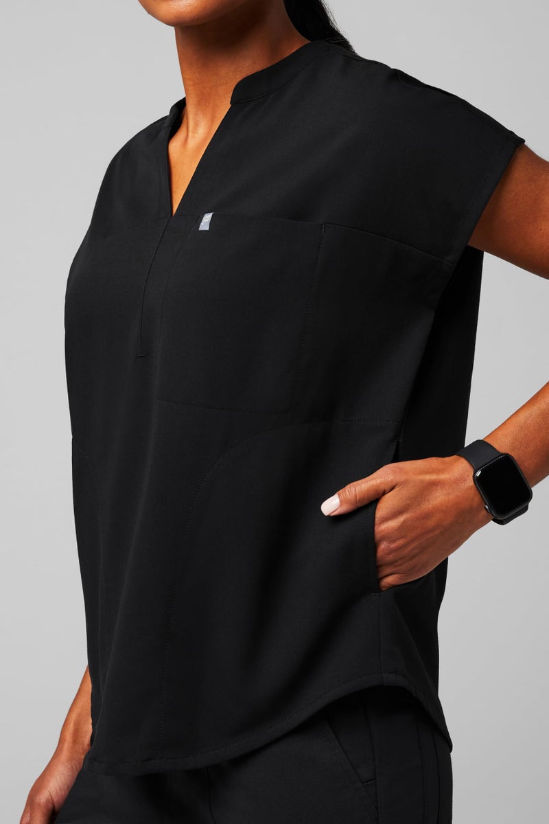 Fabletics Women's Evolve 3-Pocket Scrub Top with an Oversized Fit - MotionTech, 4-Way Stretch, Wrinkle-Resist, Anti-Shrink, M, Black - Image 3