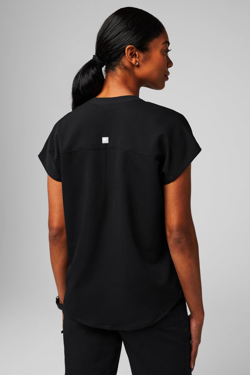 Fabletics Women's Evolve 3-Pocket Scrub Top with an Oversized Fit - MotionTech, 4-Way Stretch, Wrinkle-Resist, Anti-Shrink, M, Black - Image 2