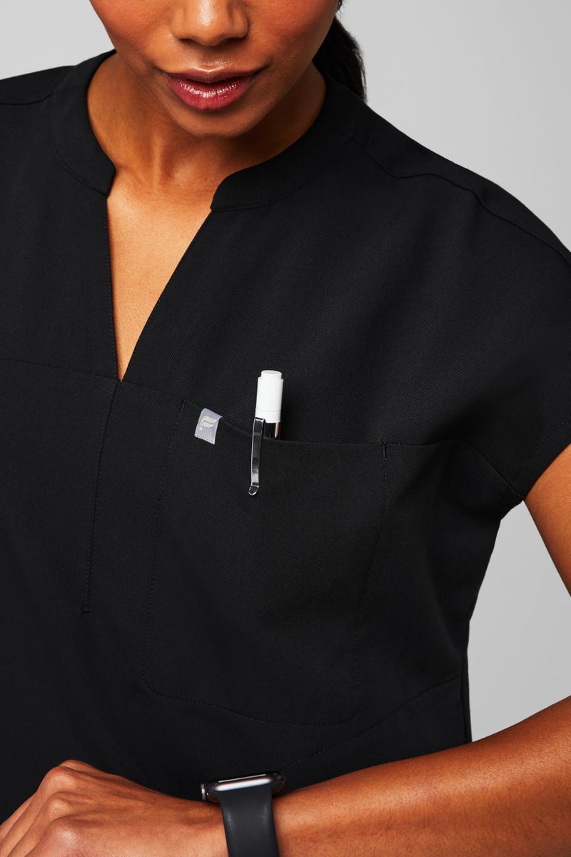Fabletics Women's Evolve 3-Pocket Scrub Top with an Oversized Fit - MotionTech, 4-Way Stretch, Wrinkle-Resist, Anti-Shrink, M, Black - Image 4