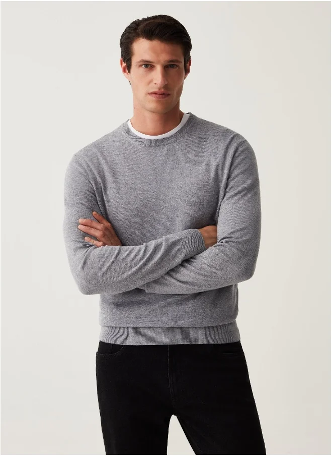 او في اس Round neck pullover