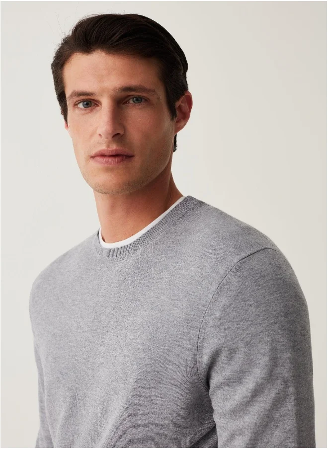 او في اس Round neck pullover