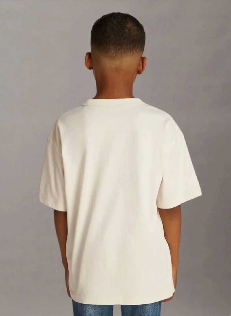 كالفن كلاين جينز تيشرت مزين برسمة شعار كلفن كلاين