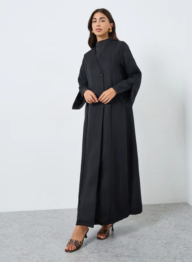 أميرة عباية بمظهر تويد مع زر غلق واحد