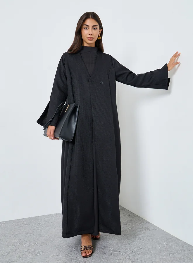 أميرة عباية بمظهر تويد مع زر غلق واحد