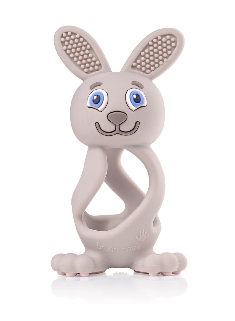 برش بيبي لعبة التسنين **Bobbie Bunny** على شكل أرنب، باللون الرمادي الكابتشينو – لعبة تسنين ممتعة وتفاعلية وحسية للأطفال من عمر 0 إلى 3 سنوات – خالية من مادة BPA، مصنوعة من سيليكون ناعم – لتهدئة اللثة ودعم تطور الفم. - Image 1