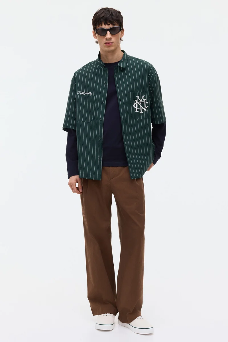 اتش اند ام قميص بقصّة عادية بتفاصيل مطرزة