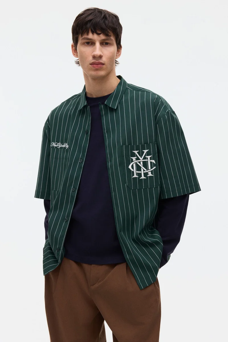 اتش اند ام قميص بقصّة عادية بتفاصيل مطرزة