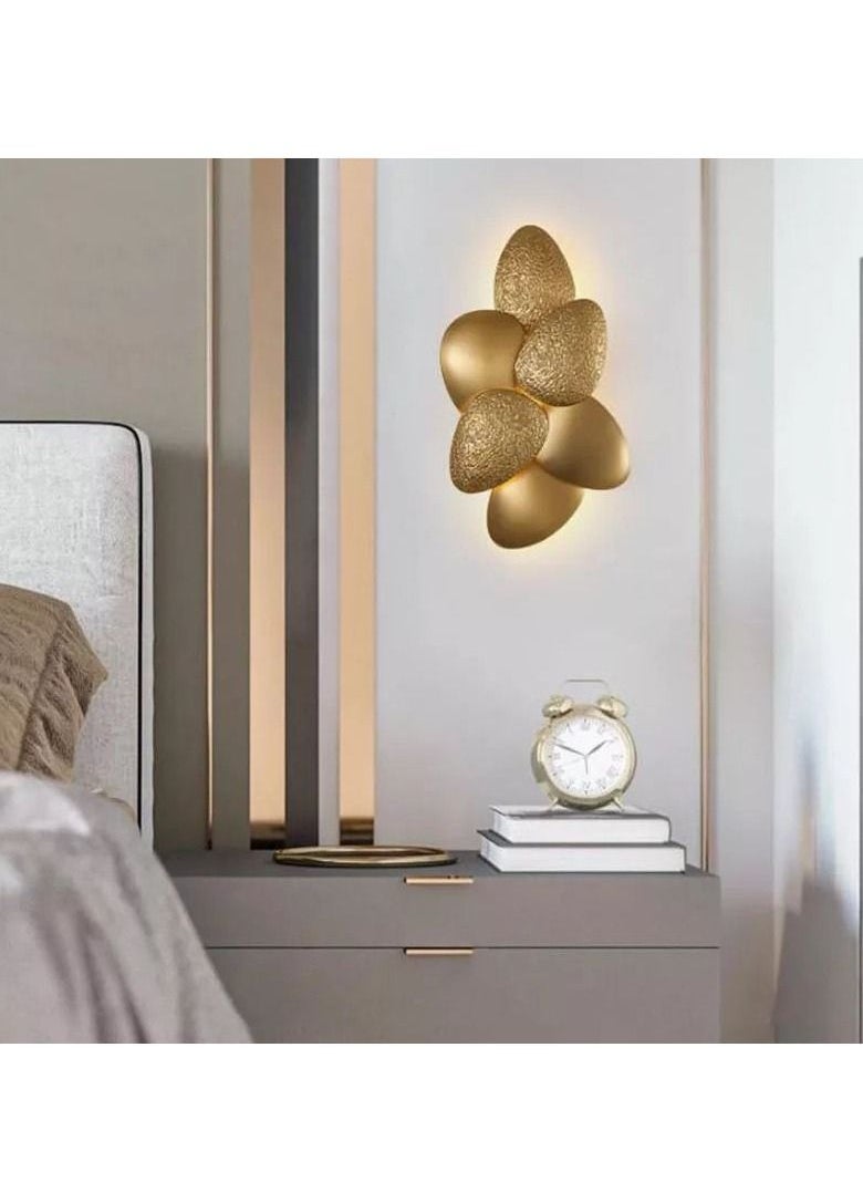Wall lamp with luxurious seashell design, golden color