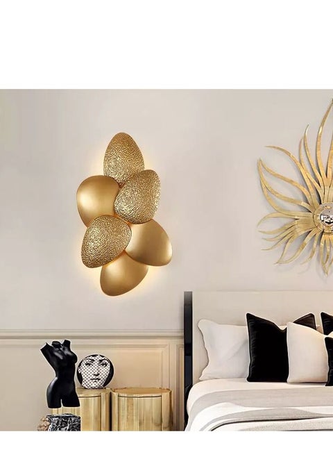 Wall lamp with luxurious seashell design, golden color