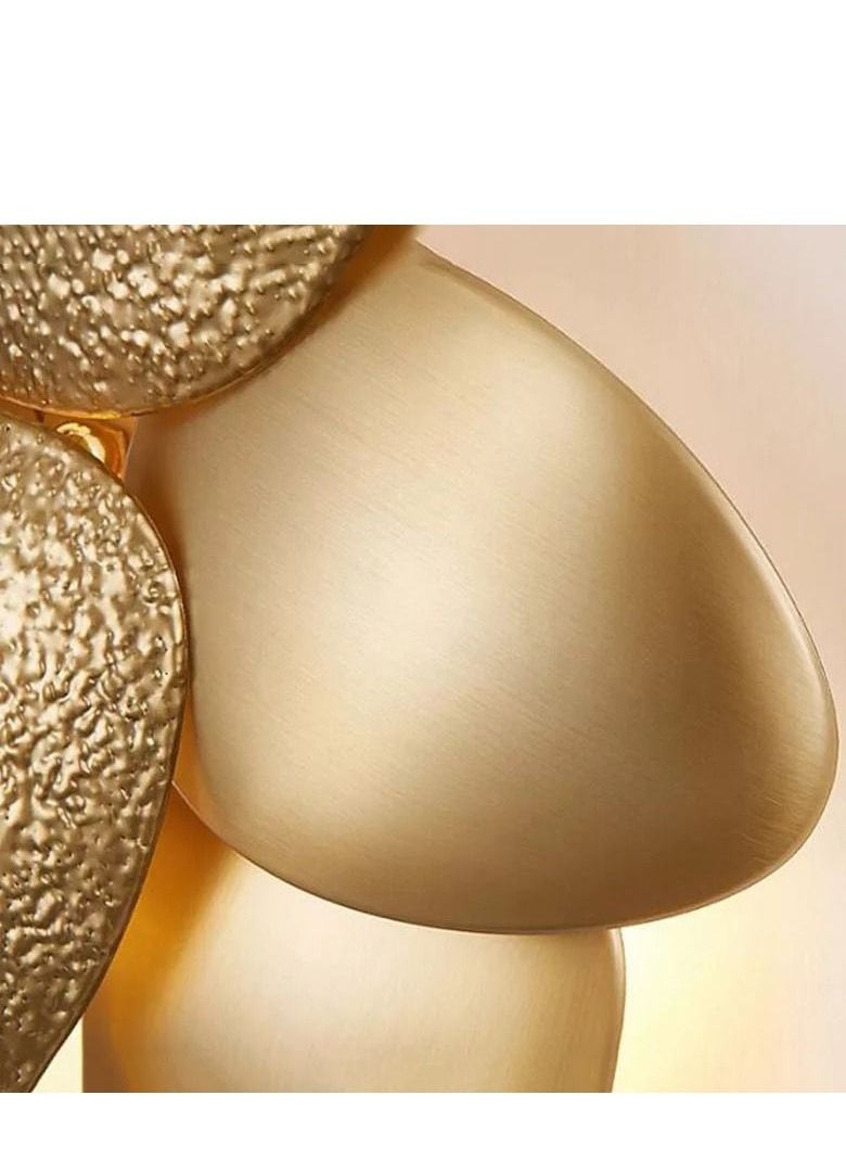 Wall lamp with luxurious seashell design, golden color