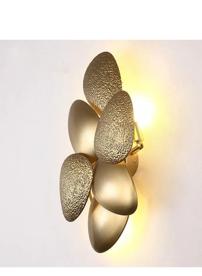 Wall lamp with luxurious seashell design, golden color