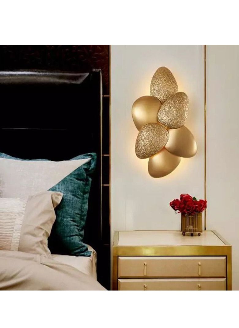 Wall lamp with luxurious seashell design, golden color