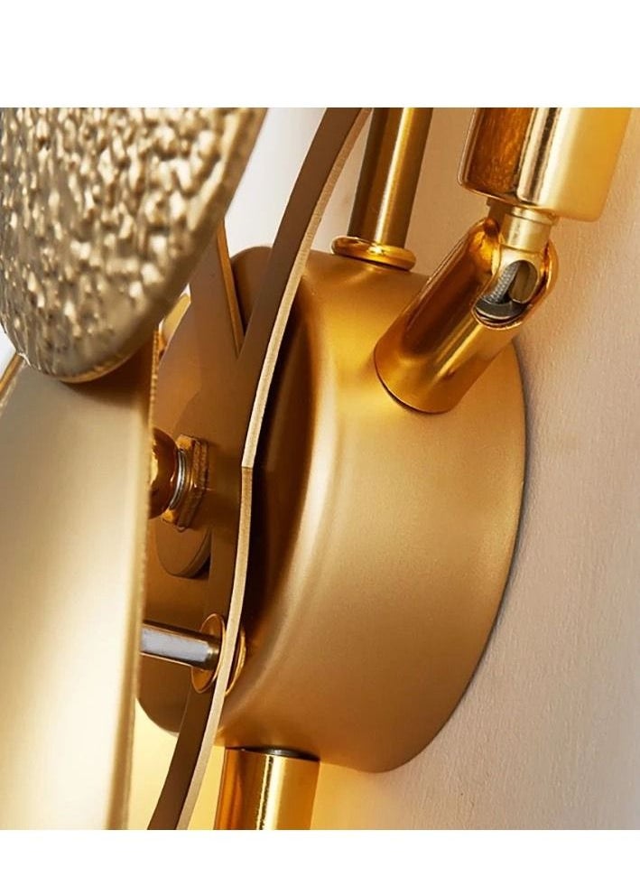 Wall lamp with luxurious seashell design, golden color