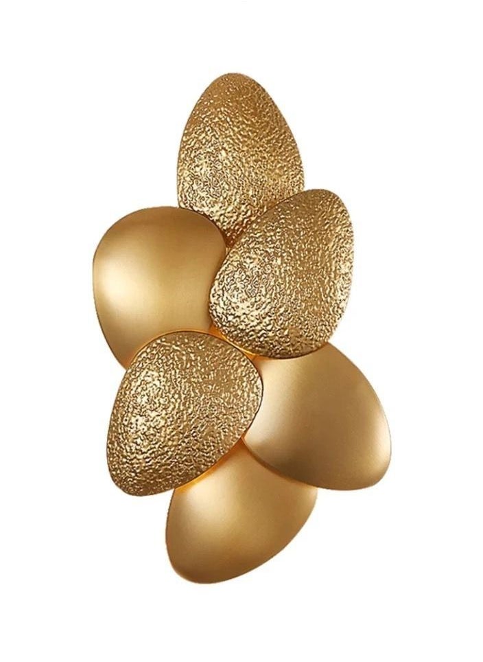Wall lamp with luxurious seashell design, golden color