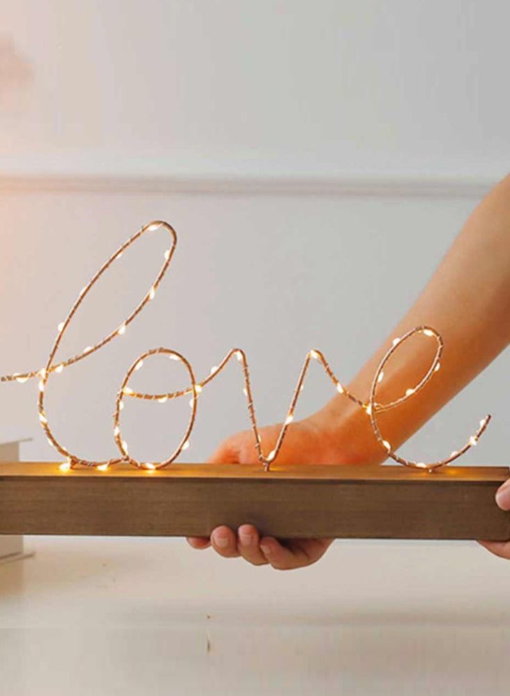 سلة كلمة لوف مضيئة باللون الذهبي على قاعدة خشبية 36 في 22 سم - Image 3