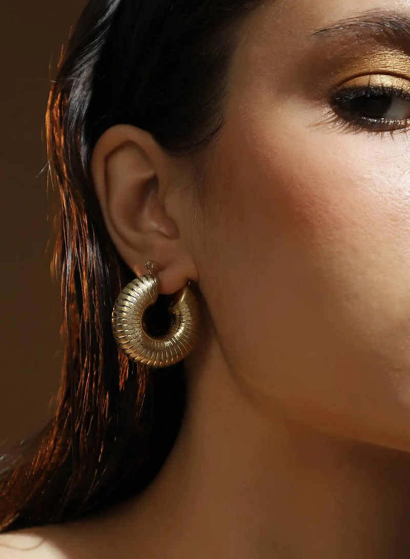 سوهي SOHI Women's The Snake-Ribbed Hoop Earrings For Casual Wear | California  Colour | Alloy Material | Hinge Closure | Metallic Earrings | Hoop Earrings For Women & Girls