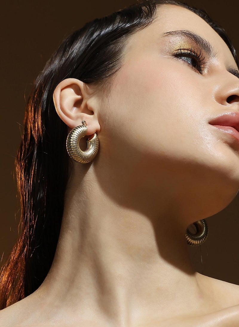 SOHI Snake-Ribbed Artificial Hoop Earring Jewellery - Image 3