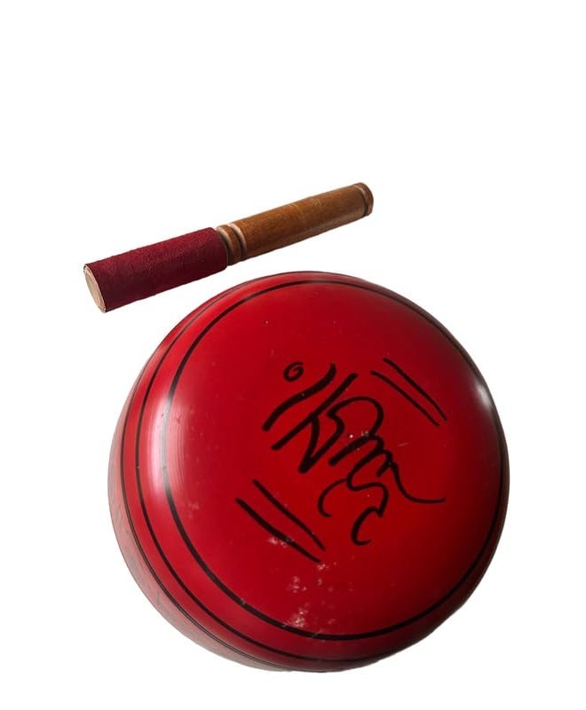 FASHERATI طقم وعاء الغناء التبتي المعدني المطلي يدويًا - أداة موسيقية كبيرة 7" مع مطرقة خشبية - للتأمل واليوغا والشفاء - أوم ماني بادمي هوم السلام (أحمر) - Image 3