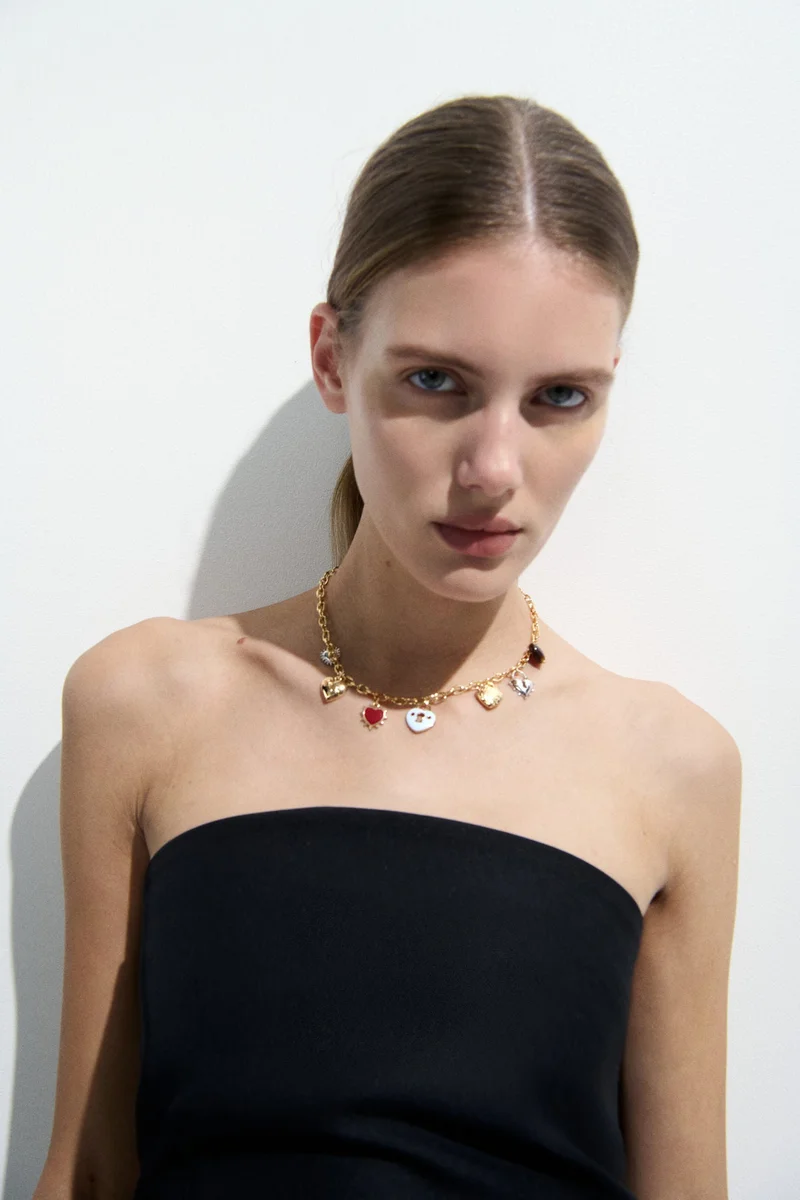 اتش اند ام قلادة مع حلية